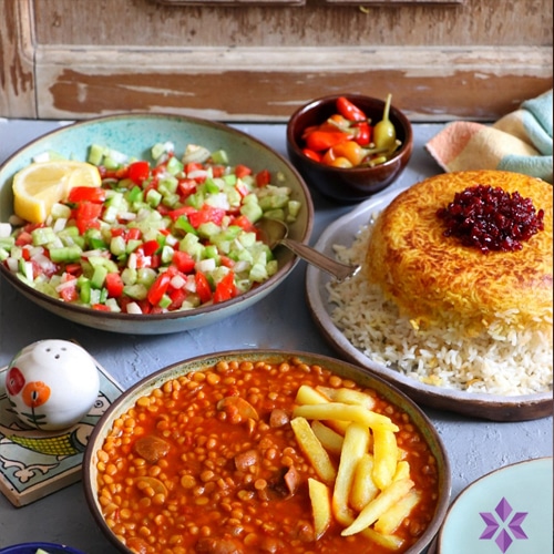 Traditionele Perzische Khoresh Gheymeh stoofpot met vlees en gele erwten