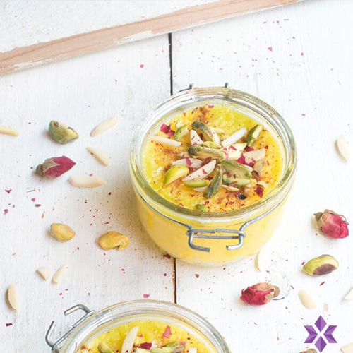 Traditionele Perzische saffraan rijstpudding gegarneerd met pistachenoten en kaneel