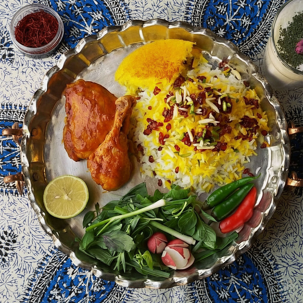 Elegante Perzische Zereshk Polo met kip, berberisbessen en pistachenoten op traditioneel dienblad